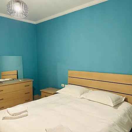 Quiet & Spacious Center - 4 Min Walk 地拉那