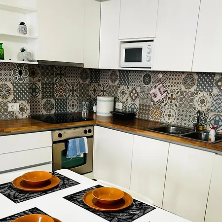 Quiet & Spacious Center - 4 Min Walk * Tiran