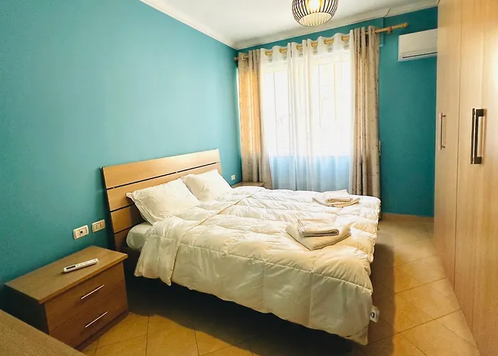 Quiet & Spacious Center - 4 Min Walk 公寓