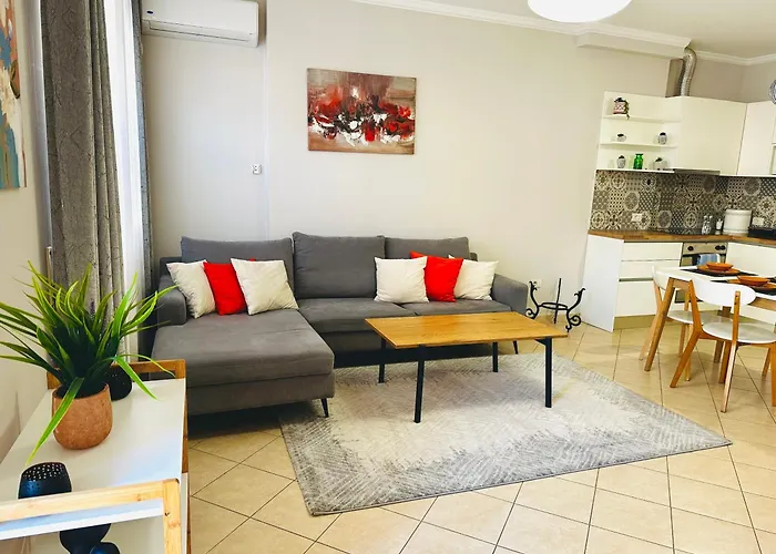 Quiet & Spacious Center - 4 Min Walk * 地拉那