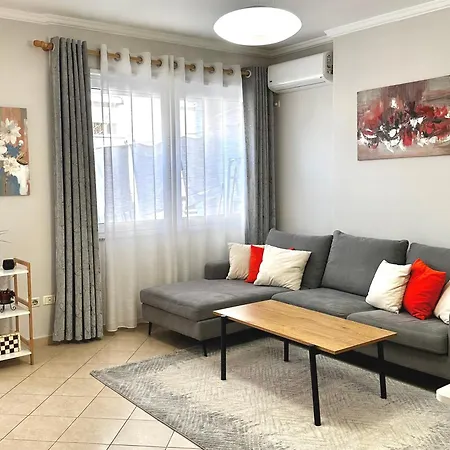 Quiet & Spacious Center - 4 Min Walk Apartamento