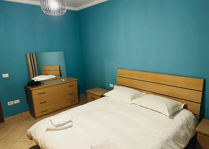 Quiet & Spacious Center - 4 Min Walk