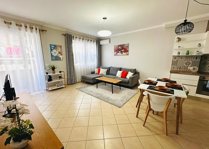 Quiet & Spacious Center - 4 Min Walk 아파트 티라나